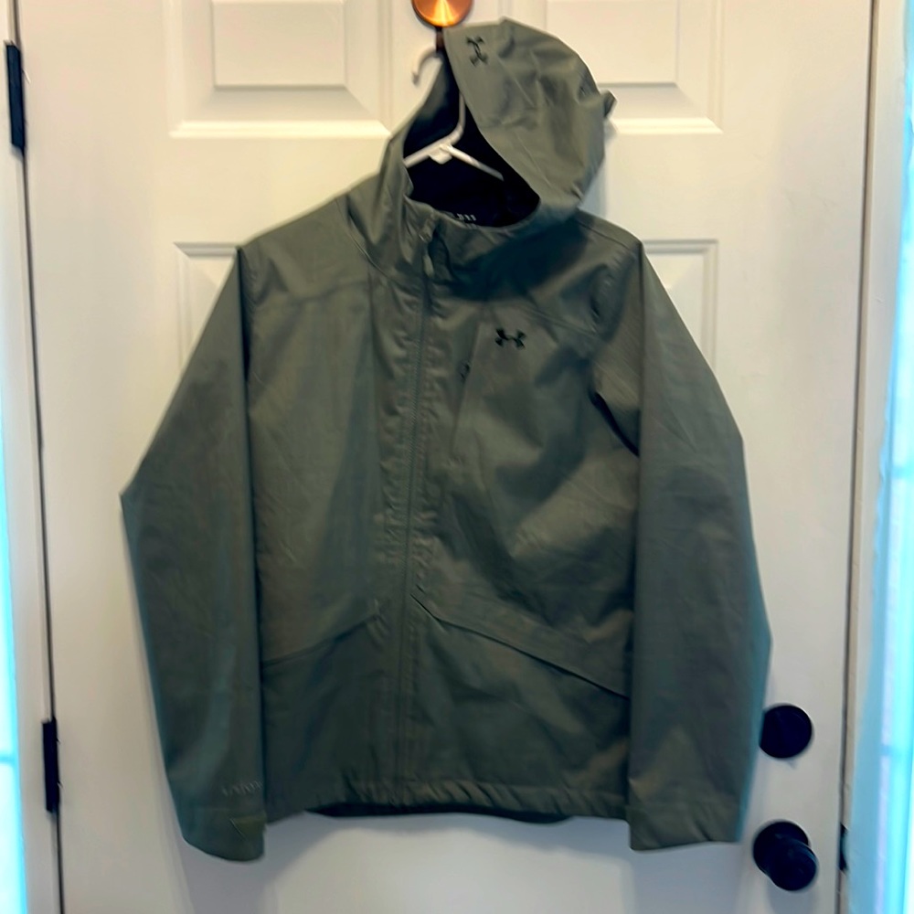 Women’s Under Armour raincoat - fitted style with hood -size Medium -